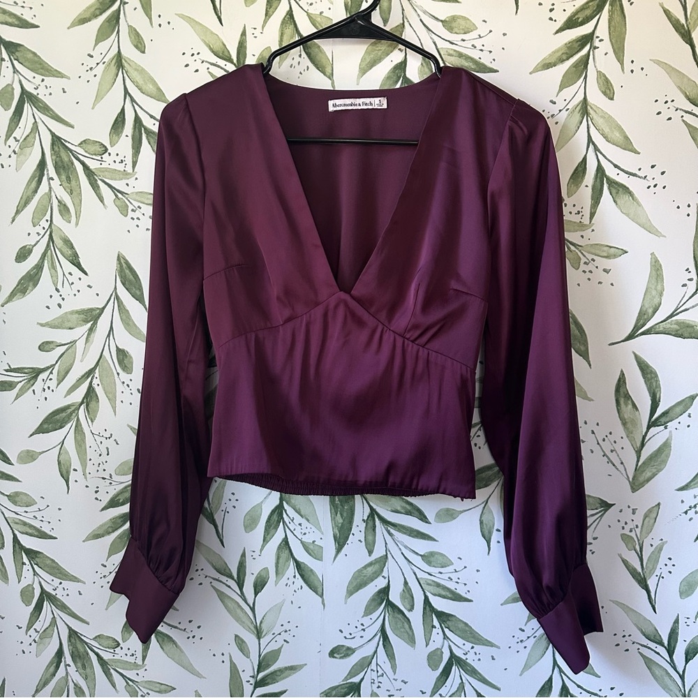 Abercrombie & Fitch Plum Satin Cropped V-Neck Blouse. Small.